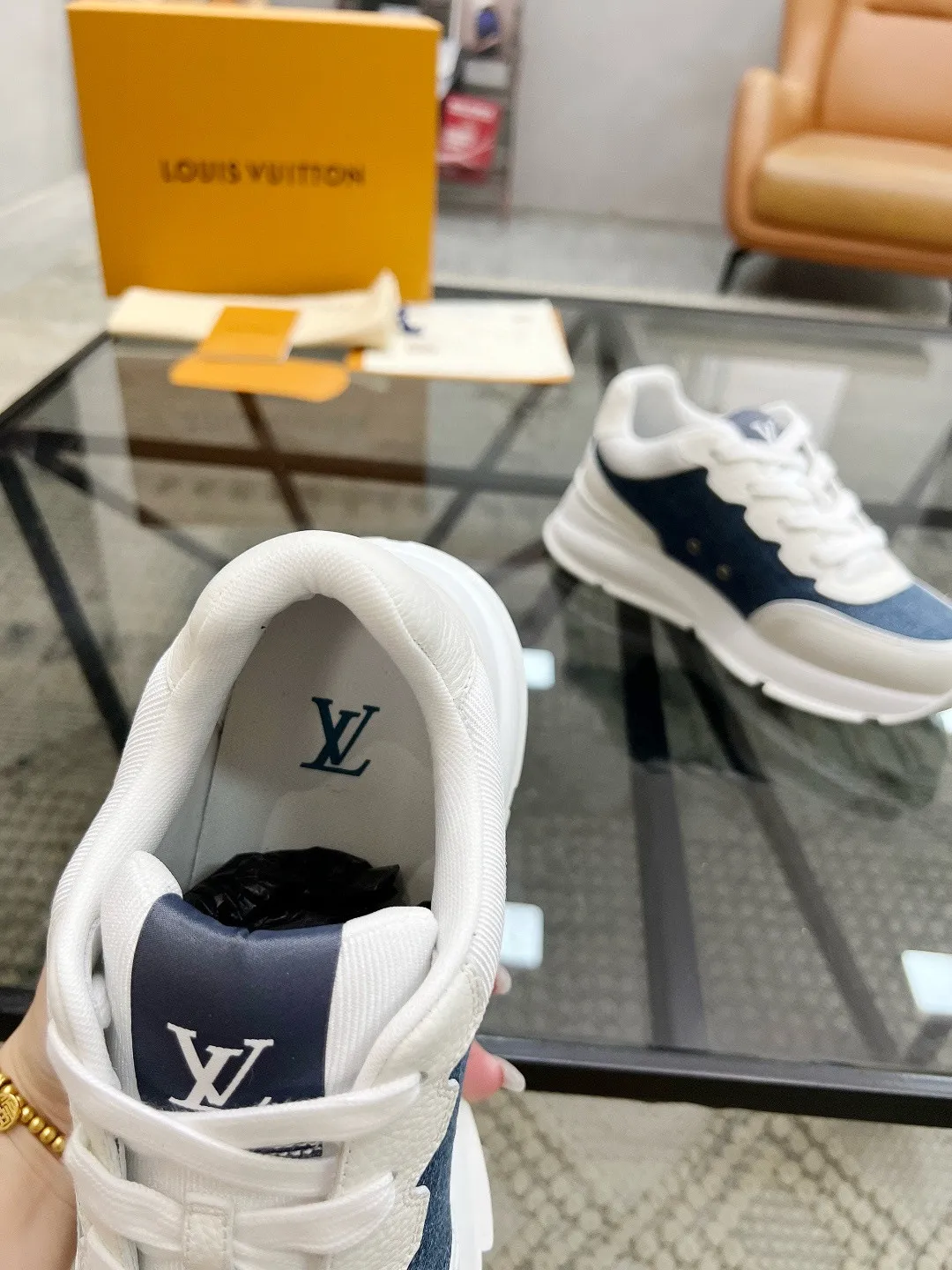 Factory price: 460💰LV🔍Top purchasing agent🇮🇹 Road 炸街男神爆款运动板鞋专柜同步，鞋面意大利进口牛皮搭配布面料，高品质拼接复杂工艺，进口透气网布内里垫，鞋底：原厂特供原版底，T男装男鞋💰U独家活动成型底超级舒适，原厂跟单货，🔍🔍高品质，可随意进出专柜，欢迎对比。 Code number 38-44, (45 customized)